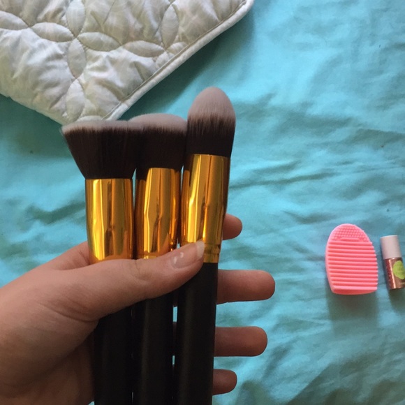 SALE 3pc foundation brush set+brush cleaner - Picture 3 of 8